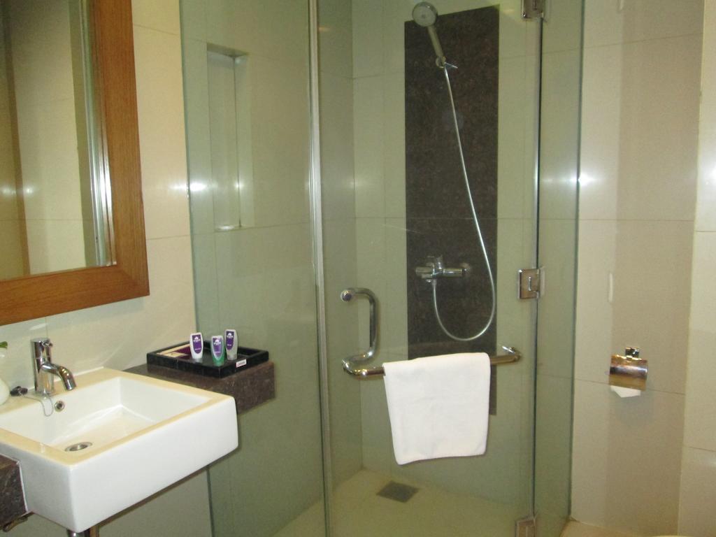 Anggrek Shopping Hotel Bandung Room photo